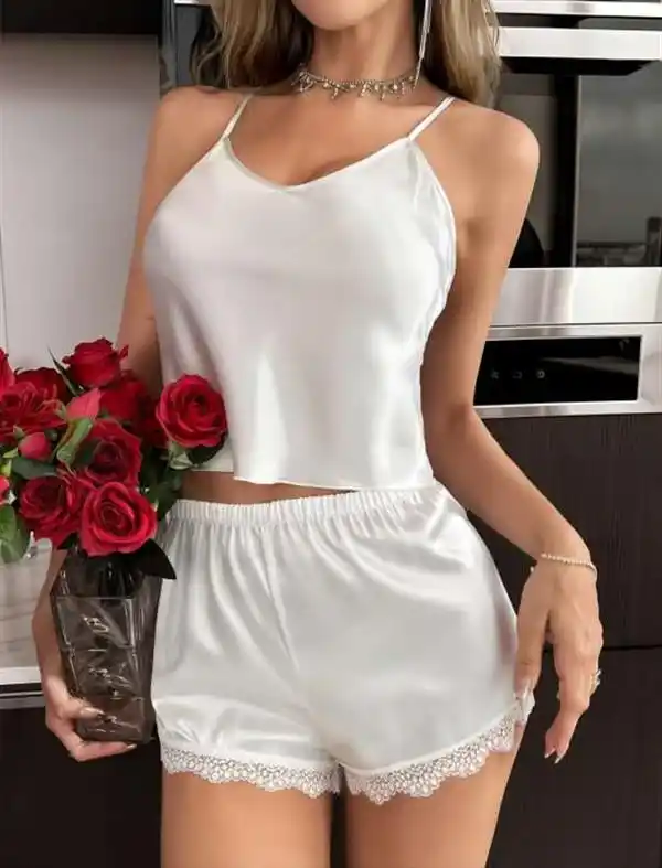 Beyaz Saten İnce Askılı Dantel Detaylı Kadın Şortlu Pijama Takımı