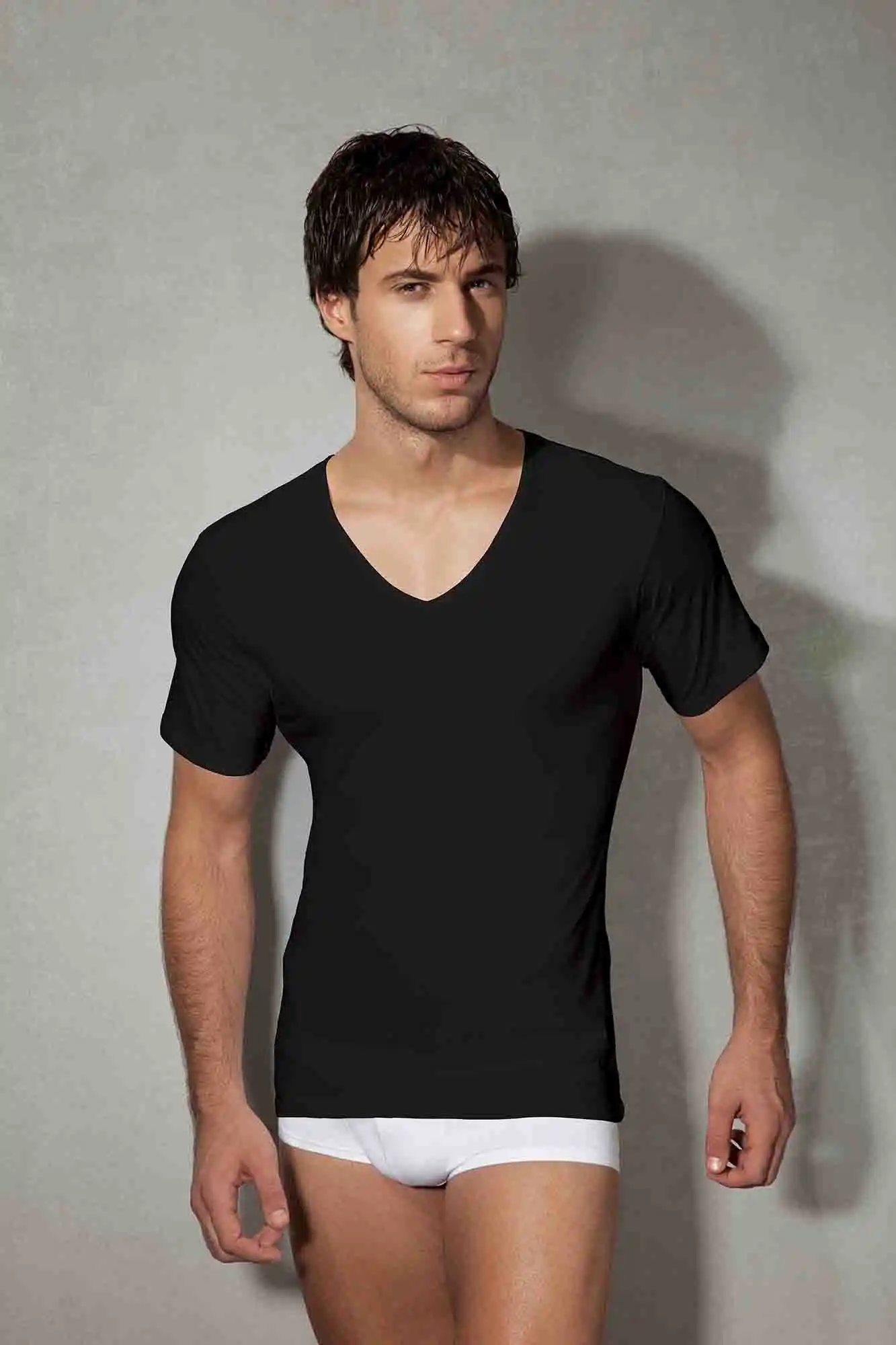 Erkek Siyah Pamuklu V Yaka Kısa Kollu T-Shirt