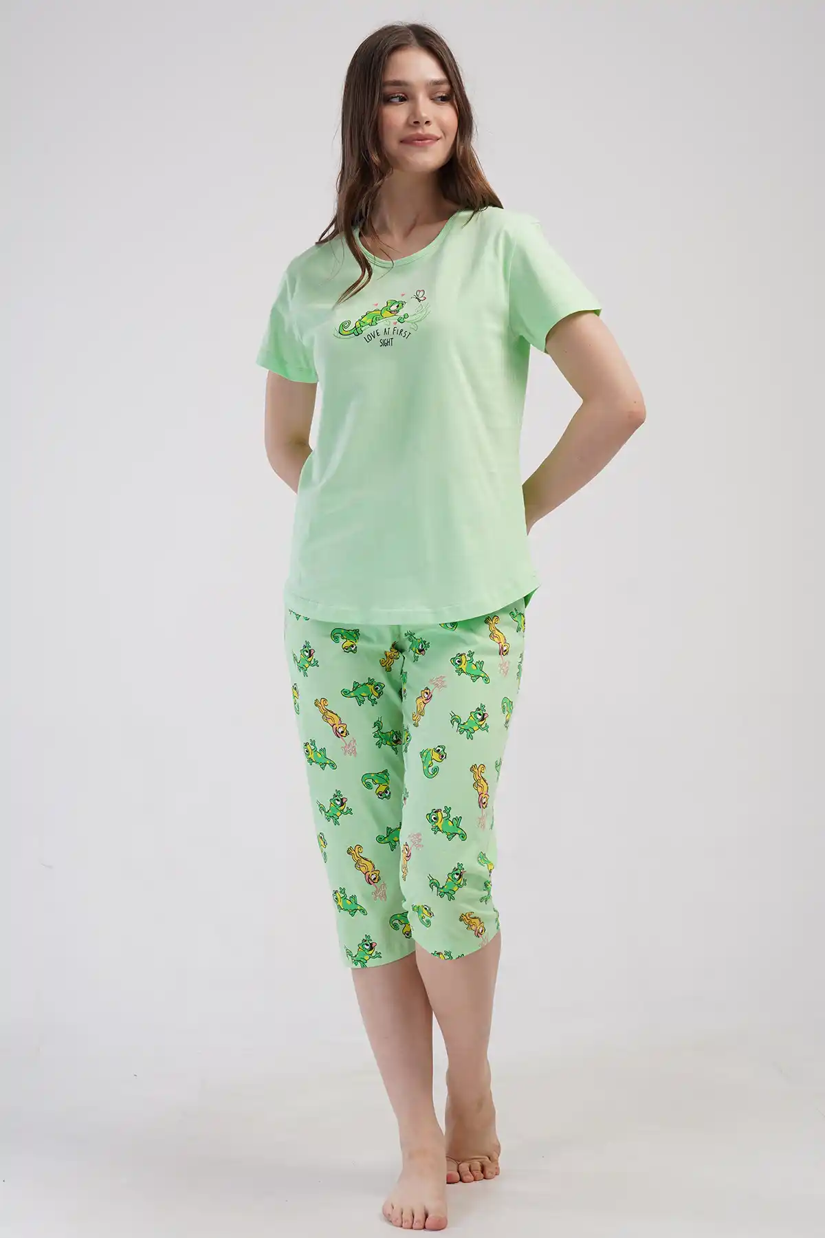Kadın Süprem Açık Yeşil Desenli Kısa Kollu Kapri Pijama Takım
