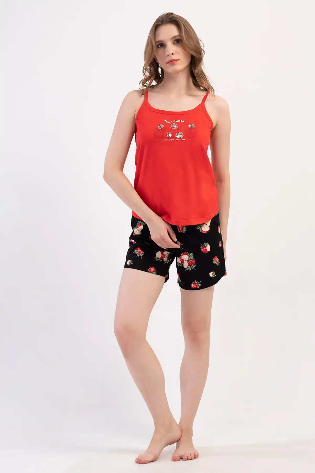Kadın Süprem Kırmızı Siyah Meyve Desenli Askılı Şortlu Pijama Takım