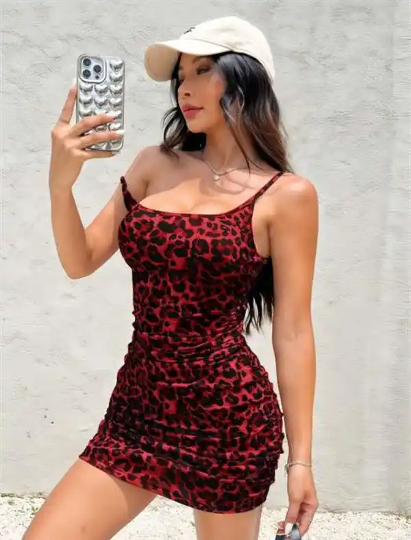 Kırmızı Kumaş İnce Askılı Leopar Desenli Büzgü Detaylı Mini Elbise
