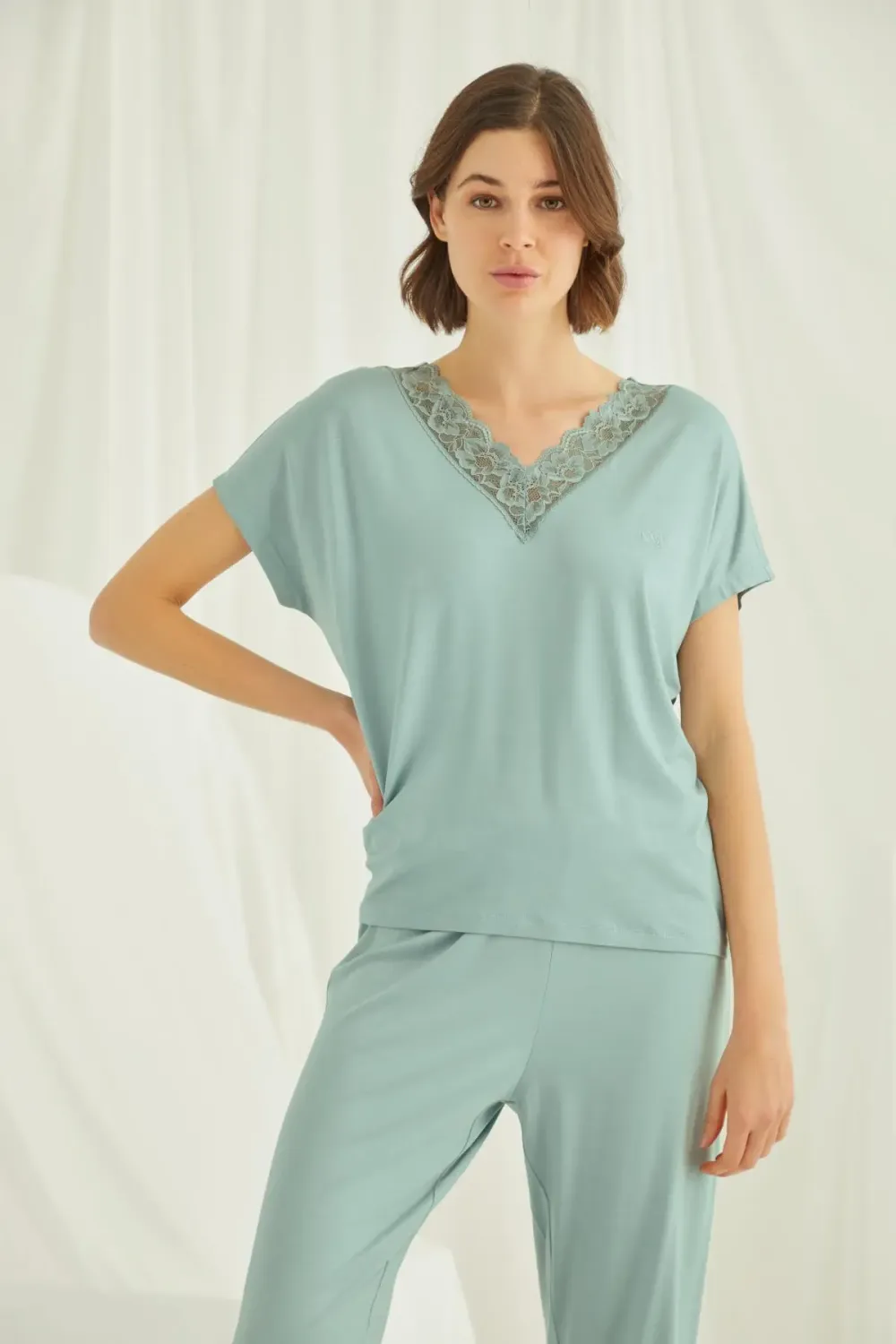 Kısa Kollu V Yakalı Dantelli Açık Yeşil Pijama Takımı