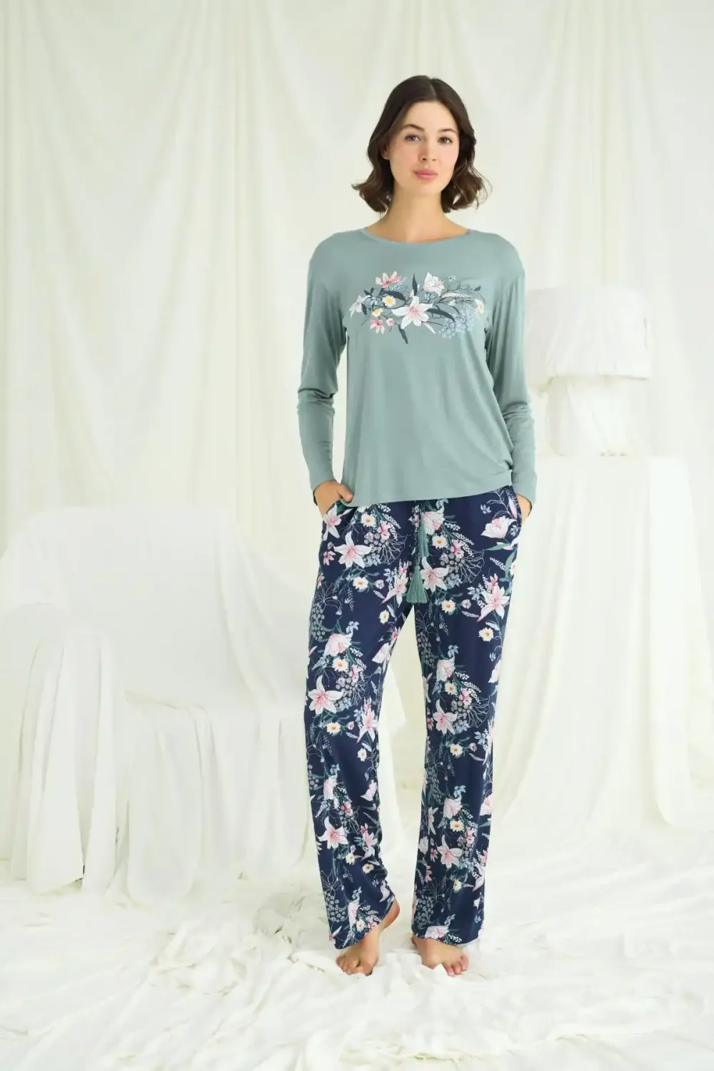 Çiçek ve Yaprak Desenli Baskılı Yeşil Pijama Takımı