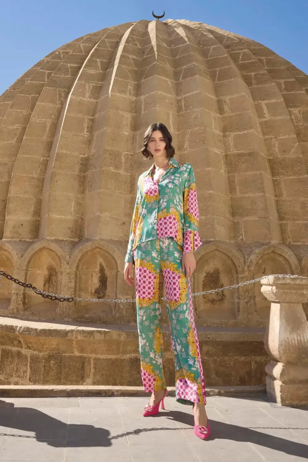 Çiçek ve Yaprak Desenli Saten Pembe Pijama Takımı
