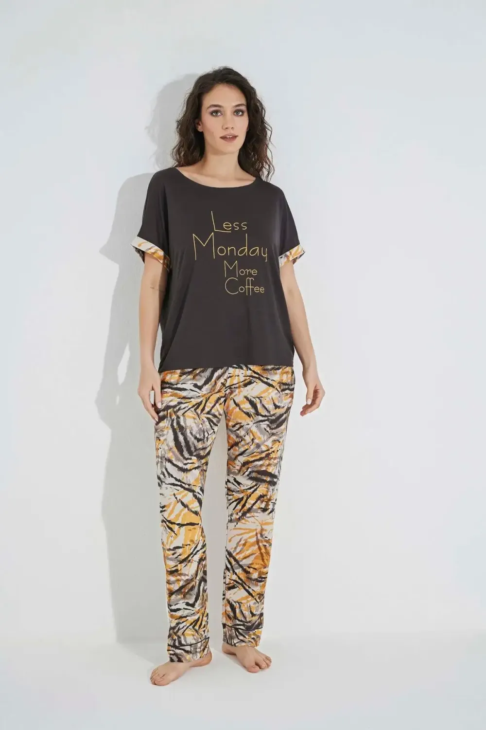 Desenli Kısa Kollu (Less Monday More Coffee) Pijama Takımı
