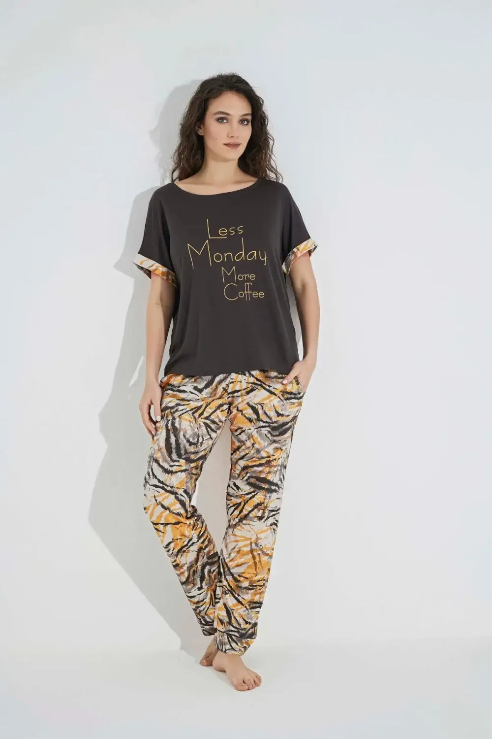 Desenli Kısa Kollu (Less Monday More Coffee) Pijama Takımı