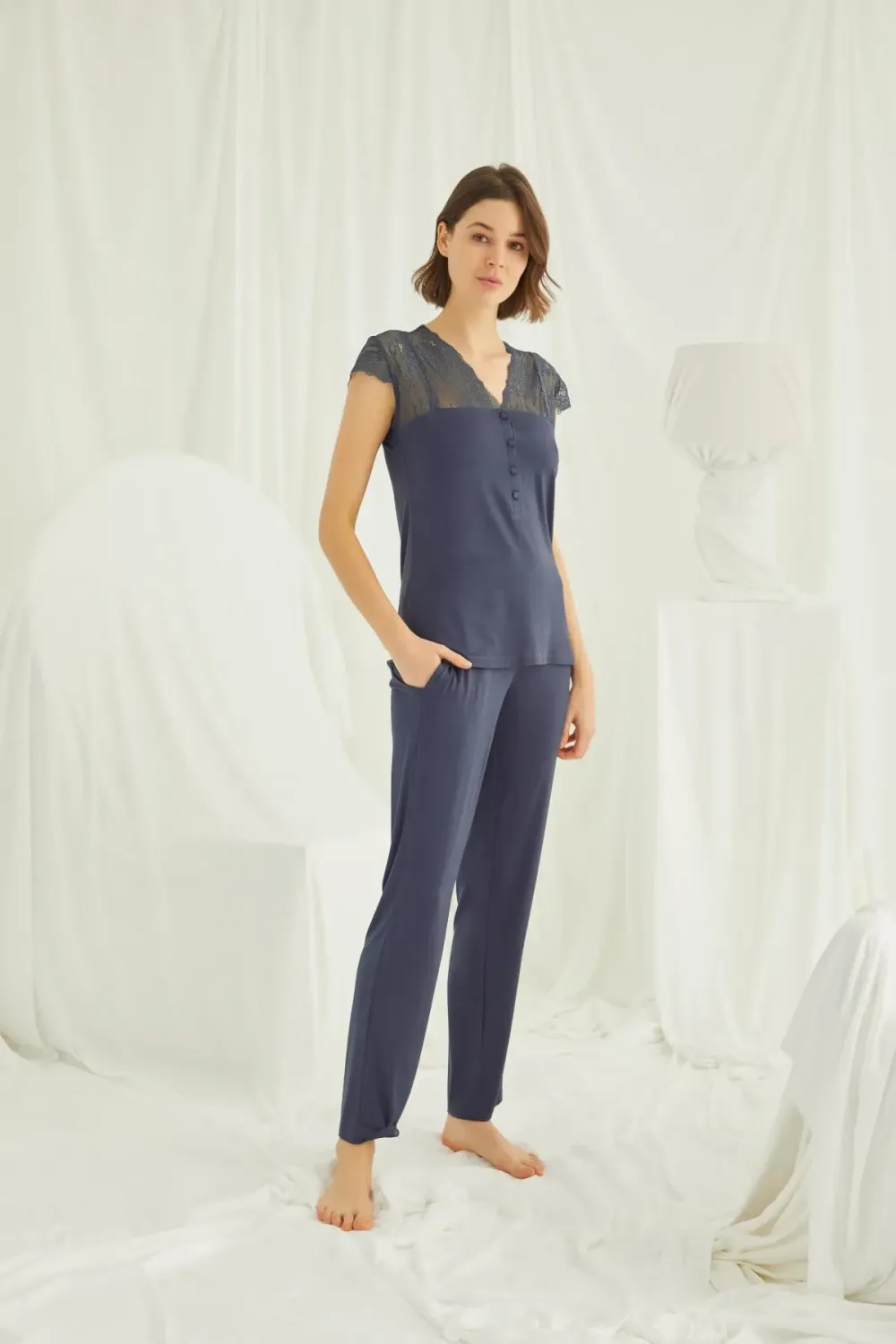 Yakası Kolu ve Omzu Dantelli Önü Düğmeli Lacivert Pijama Takımı