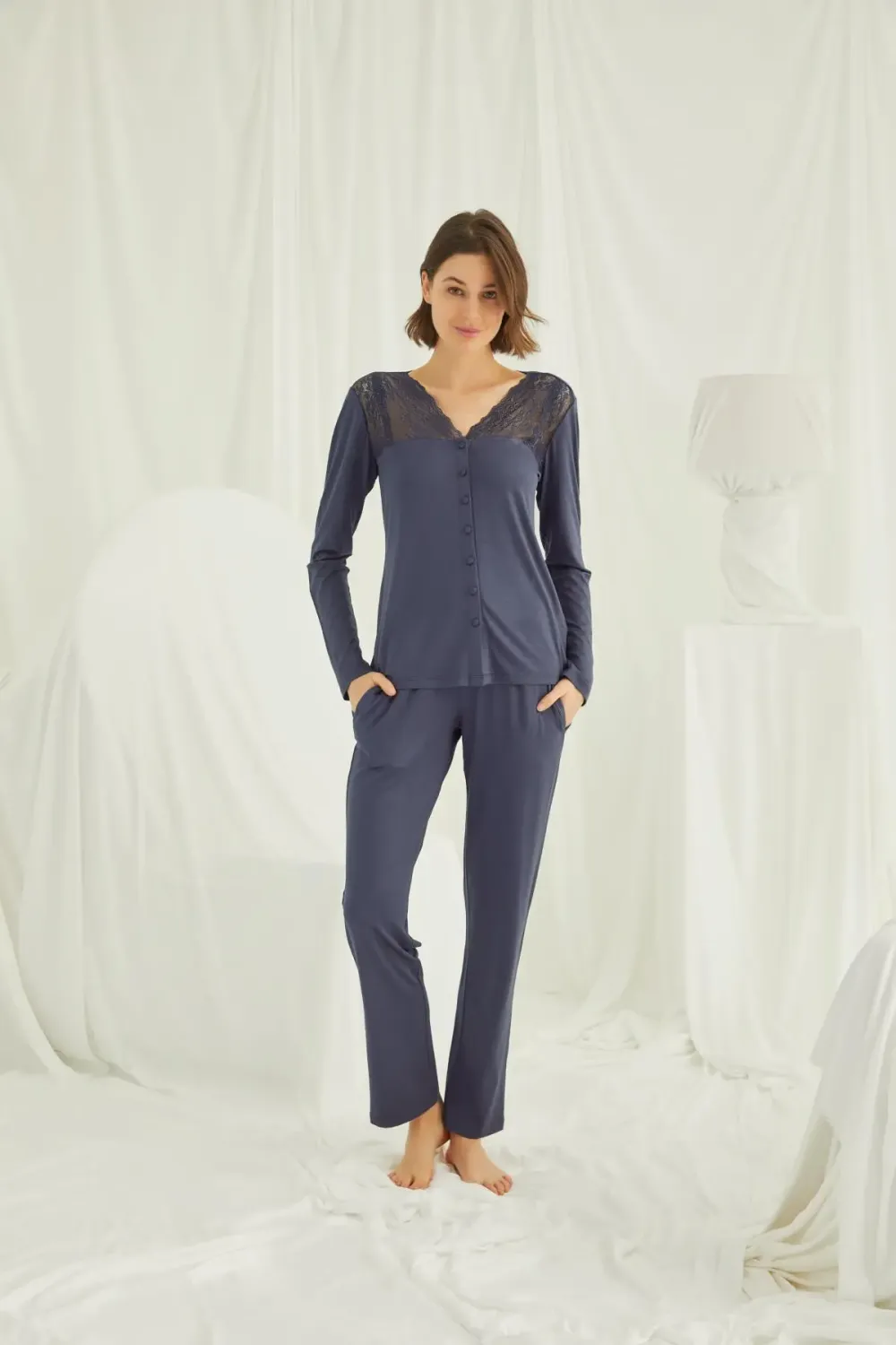 Yakası ve Omzu Dantelli Önü Boydan Düğmeli Lacivert Pijama Takımı
