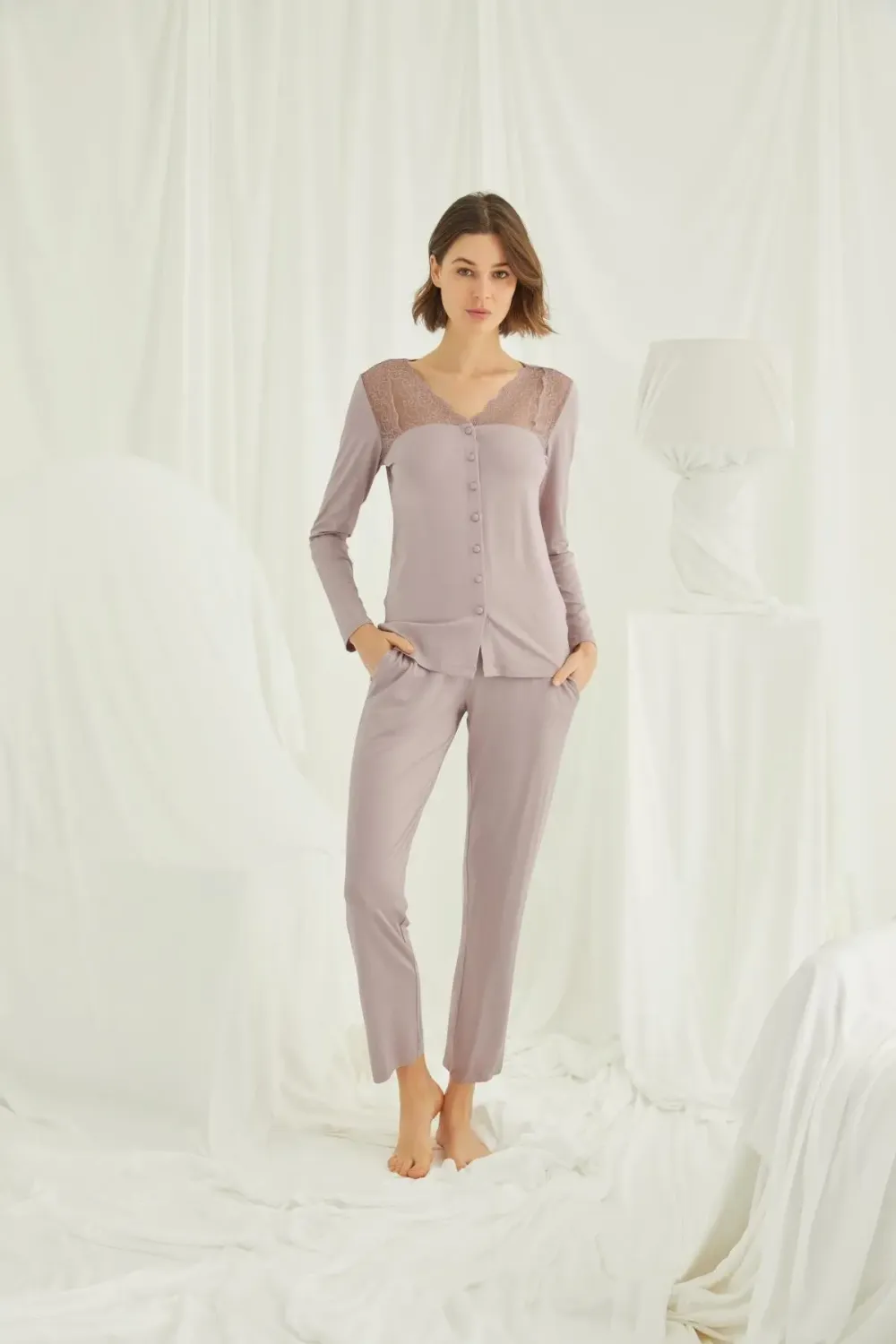 Yakası Kolu ve Omzu Dantelli Boydan Düğmeli Vizon Pijama Takımı