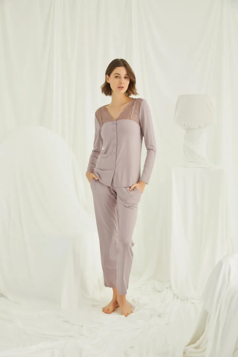 Yakası Kolu ve Omzu Dantelli Boydan Düğmeli Vizon Pijama Takımı