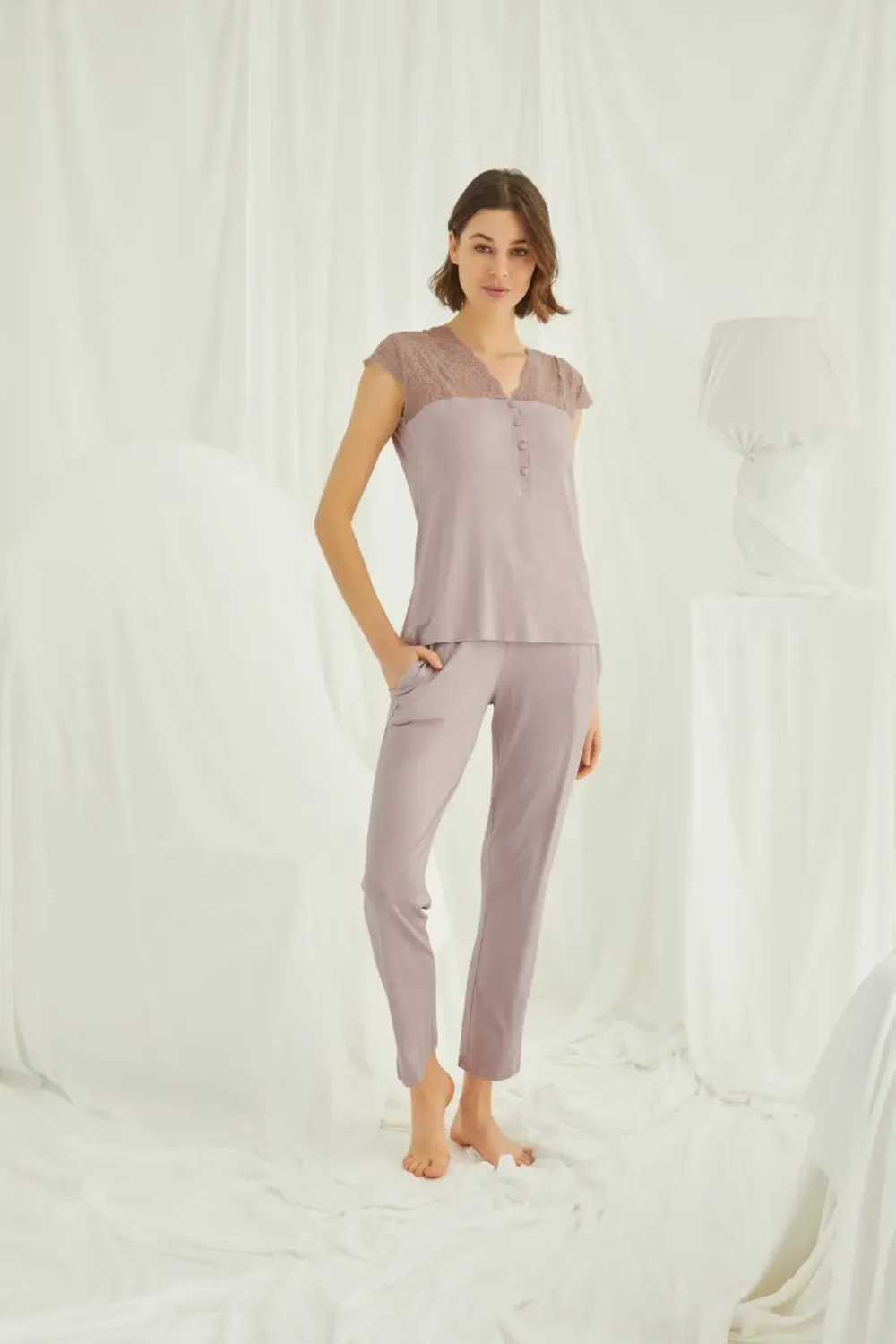 Yakası Kolu ve Omzu Dantelli Önü Düğmeli Vizon Pijama Takımı