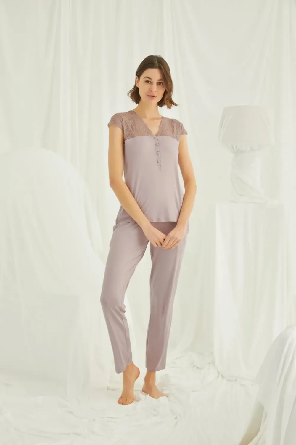 Yakası Kolu ve Omzu Dantelli Önü Düğmeli Vizon Pijama Takımı