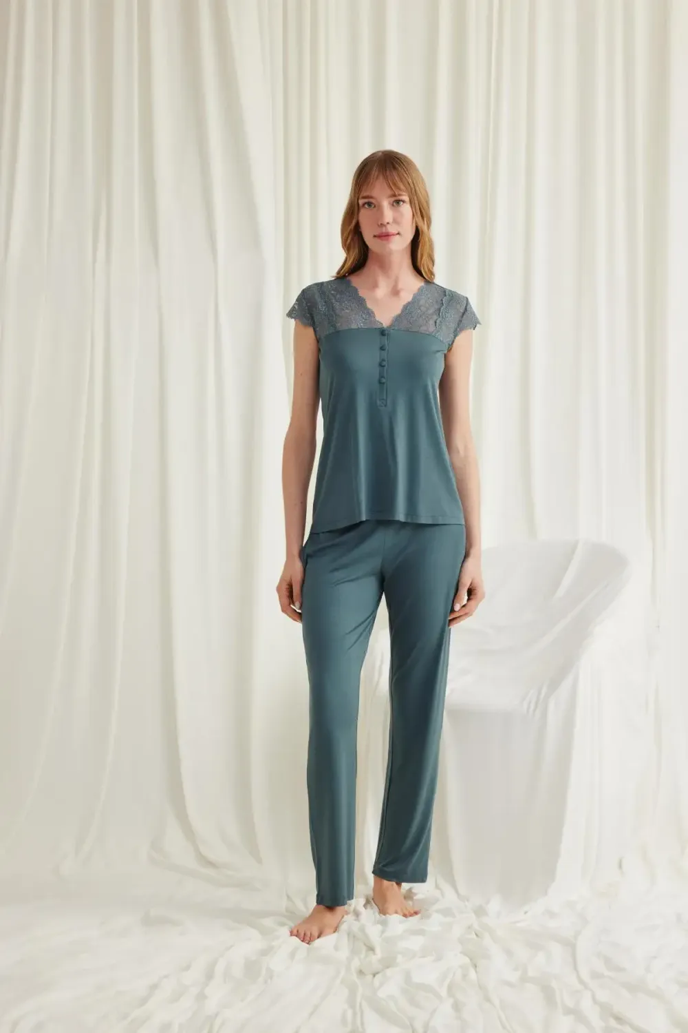 Yakası Kolu ve Omzu Dantelli Önü Düğmeli Yeşil Pijama Takımı