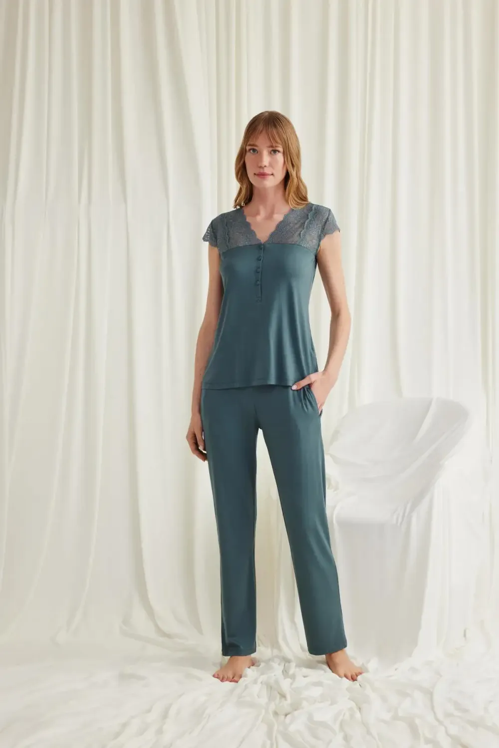 Yakası Kolu ve Omzu Dantelli Önü Düğmeli Yeşil Pijama Takımı