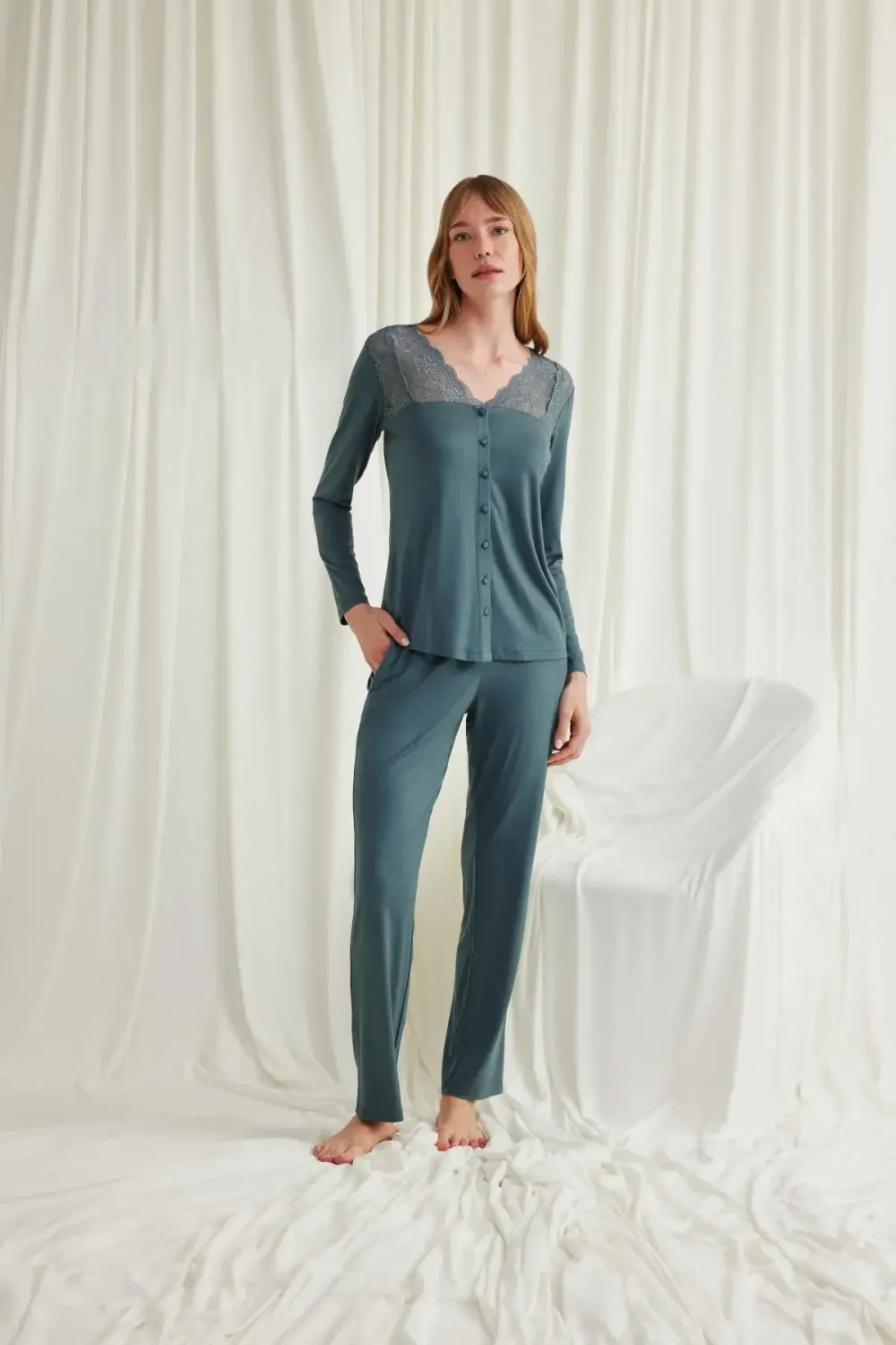 Yakası Omzu ve Paçası Dantelli Boydan Düğmeli Yeşil Pijama Takımı