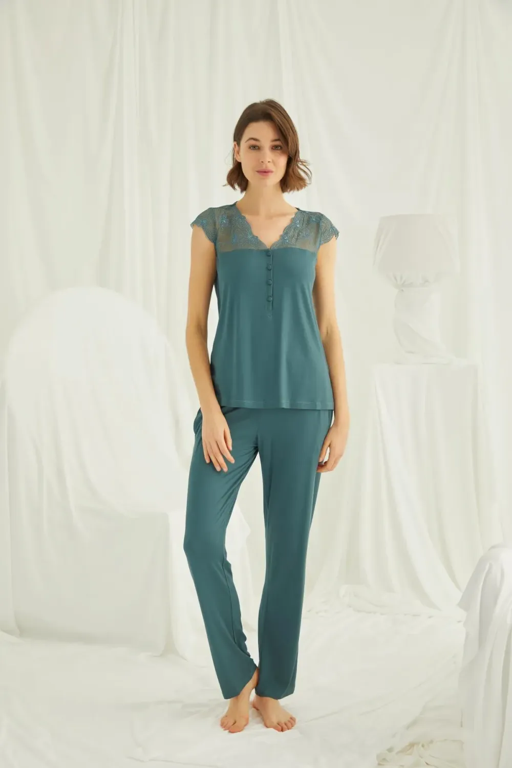 Yakası Kolu ve Omzu Dantelli Önü Düğmeli Yeşil Pijama Takımı