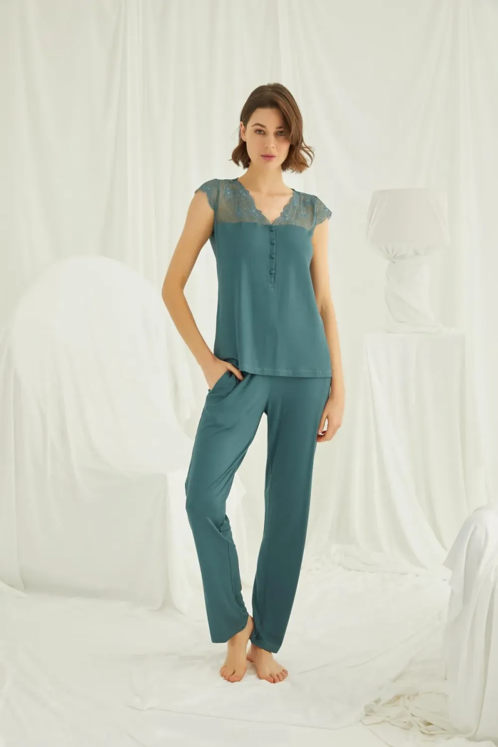 Yakası Kolu ve Omzu Dantelli Önü Düğmeli Yeşil Pijama Takımı