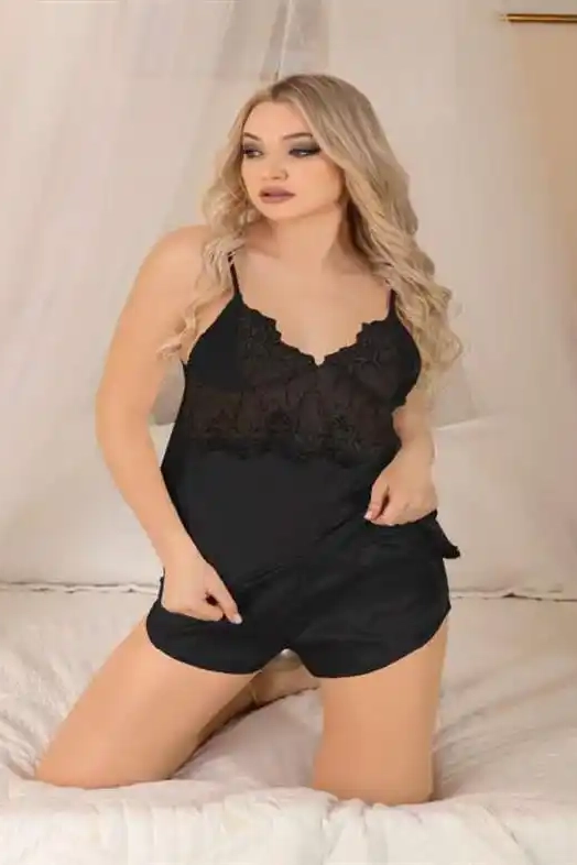 Siyah Saten Dantel Detaylı Kadın İp Askılı Fantezi Şortlu Pijama Takımı