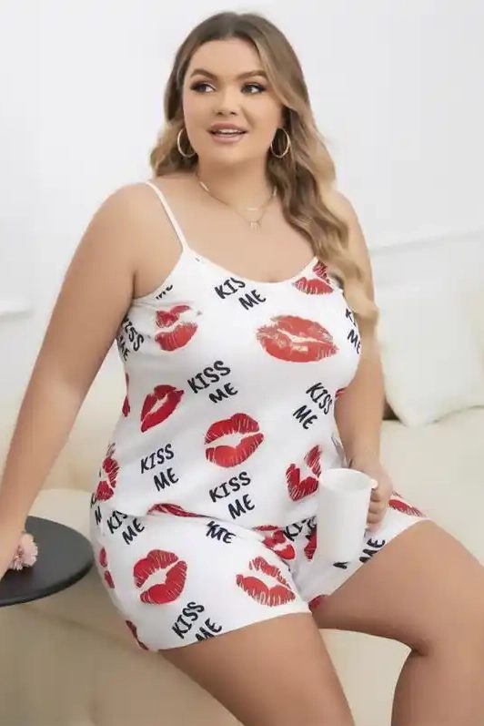 Beyaz Pamuklu İnce Askılı Kiss Me Öpücük Desenli Bayan Büyük Beden Şortlu Pijama Takımı
