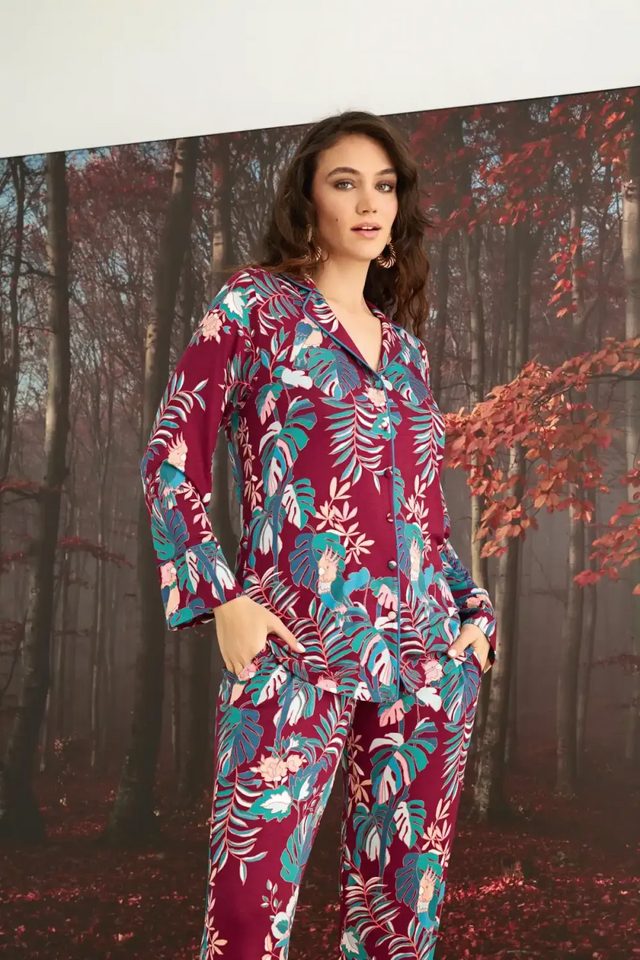 Çiçek ve Yaprak Desenli Önü Düğmeli Bordo Pijama Takımı