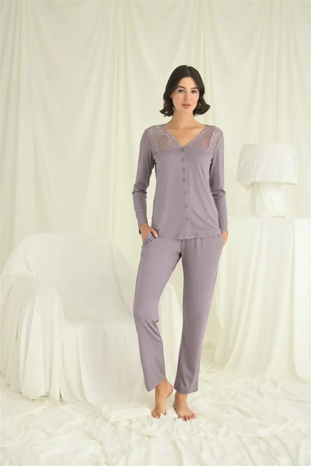 Yakası Kolu ve Omzu Dantelli Boydan Düğmeli Pijama Takımı