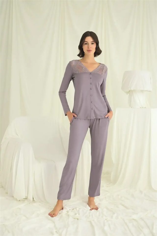 Yakası Kolu ve Omzu Dantelli Boydan Düğmeli Pijama Takımı